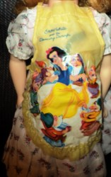 1950s PLASTIC YELLOW SNOW WHITE & DANCING DWARVES DOLL APRON